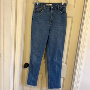 Abercrombie & Fitch Curve Love Ultra High Rise 90s
Straight Jean